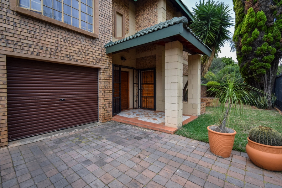 5 Bedroom Property for Sale in Garsfontein Gauteng
