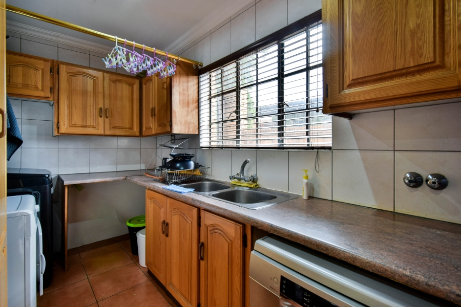 5 Bedroom Property for Sale in Garsfontein Gauteng