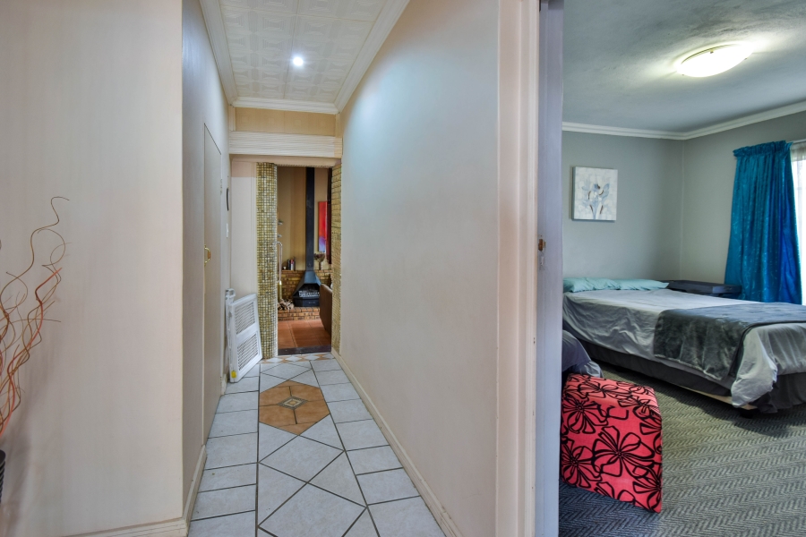 5 Bedroom Property for Sale in Garsfontein Gauteng