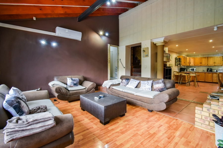 5 Bedroom Property for Sale in Garsfontein Gauteng