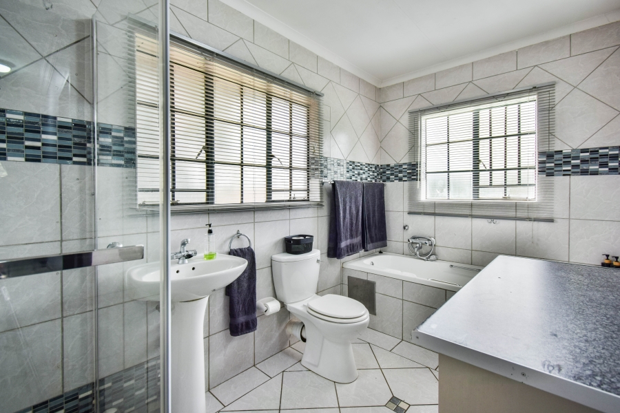 5 Bedroom Property for Sale in Garsfontein Gauteng