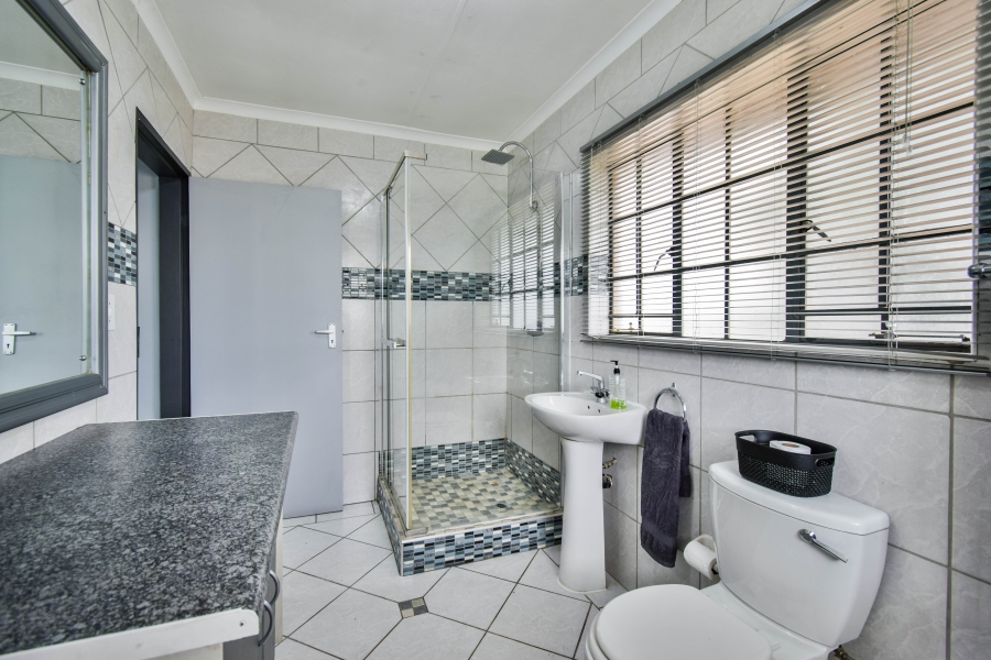 5 Bedroom Property for Sale in Garsfontein Gauteng