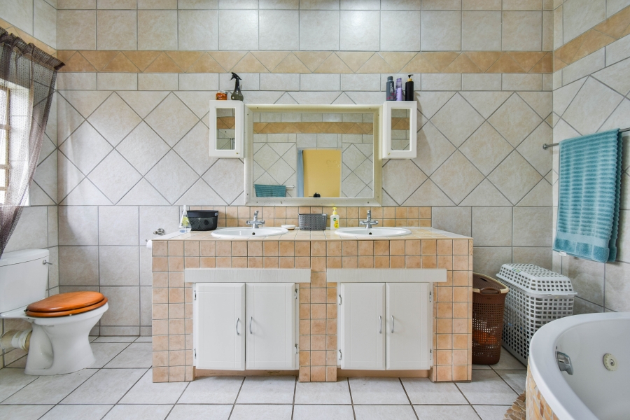 5 Bedroom Property for Sale in Garsfontein Gauteng