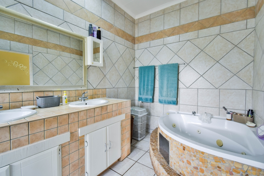 5 Bedroom Property for Sale in Garsfontein Gauteng