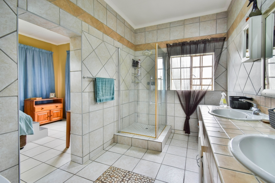 5 Bedroom Property for Sale in Garsfontein Gauteng