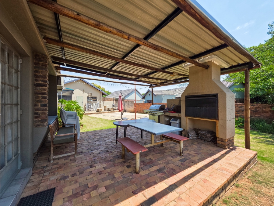 3 Bedroom Property for Sale in Garsfontein Gauteng