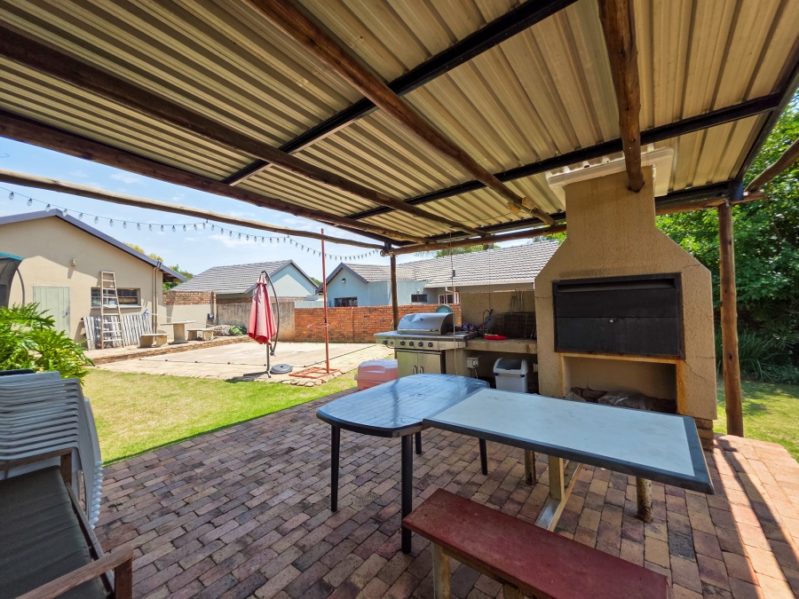 3 Bedroom Property for Sale in Garsfontein Gauteng