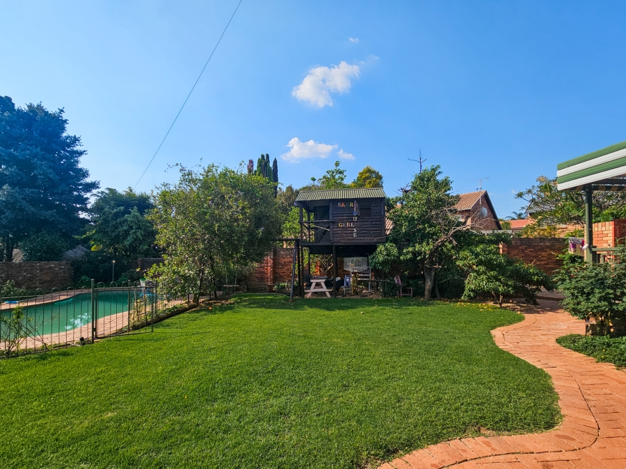 6 Bedroom Property for Sale in Faerie Glen Gauteng