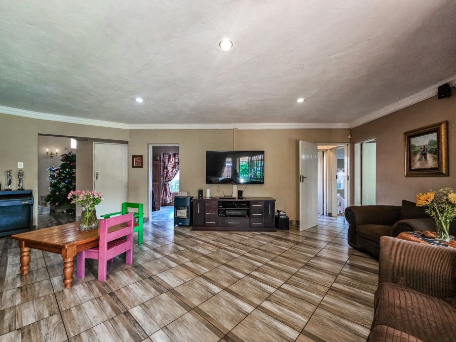 6 Bedroom Property for Sale in Faerie Glen Gauteng