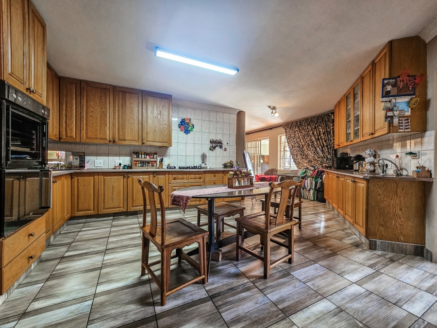 6 Bedroom Property for Sale in Faerie Glen Gauteng