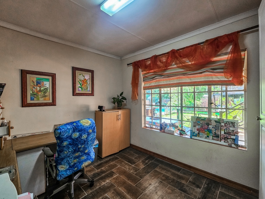 6 Bedroom Property for Sale in Faerie Glen Gauteng