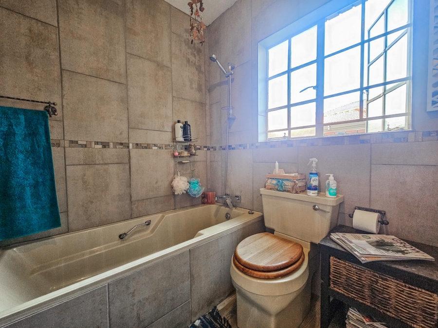 6 Bedroom Property for Sale in Faerie Glen Gauteng