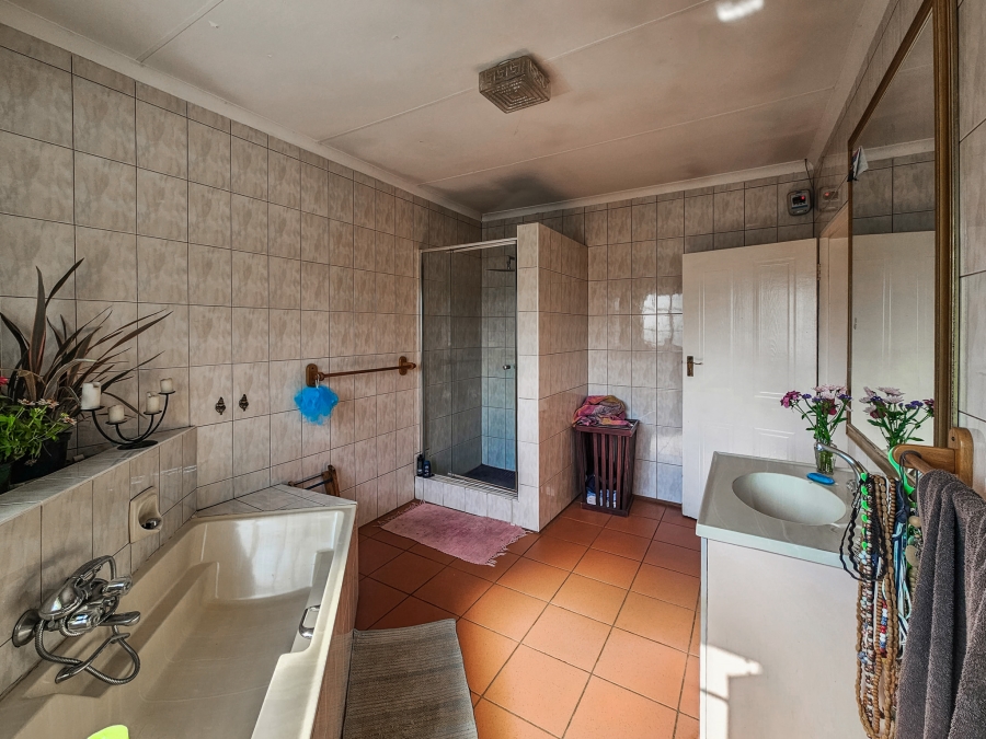 6 Bedroom Property for Sale in Faerie Glen Gauteng