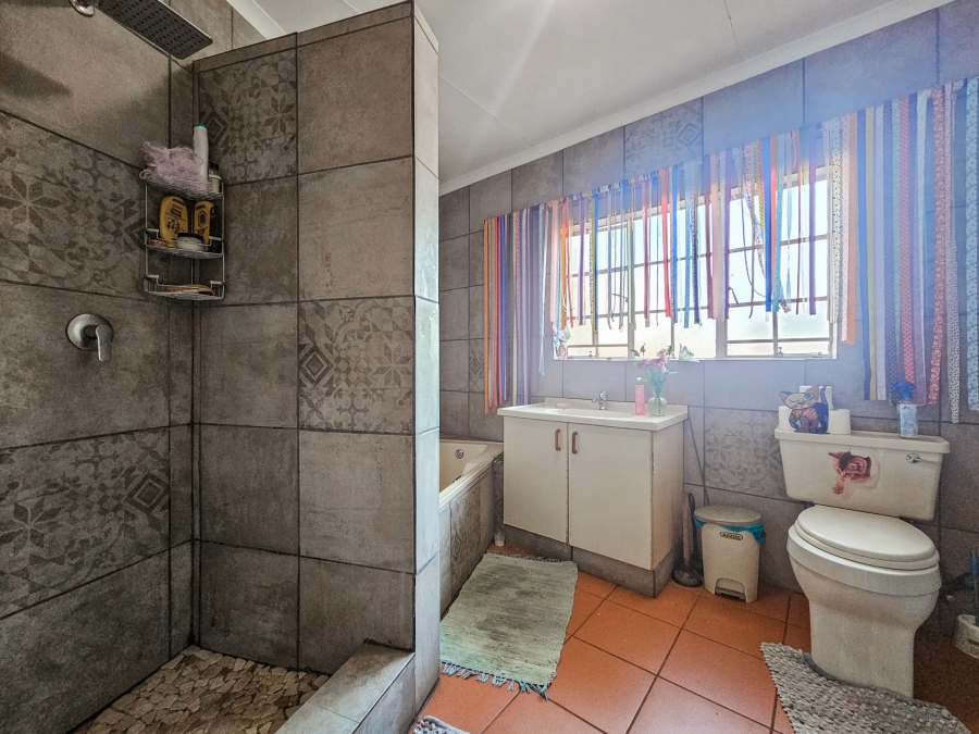 6 Bedroom Property for Sale in Faerie Glen Gauteng