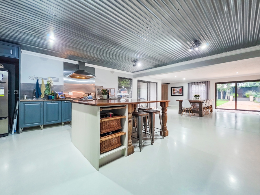 5 Bedroom Property for Sale in Faerie Glen Gauteng