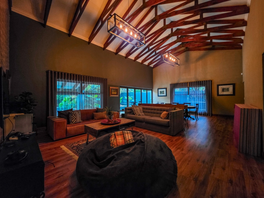 5 Bedroom Property for Sale in Faerie Glen Gauteng