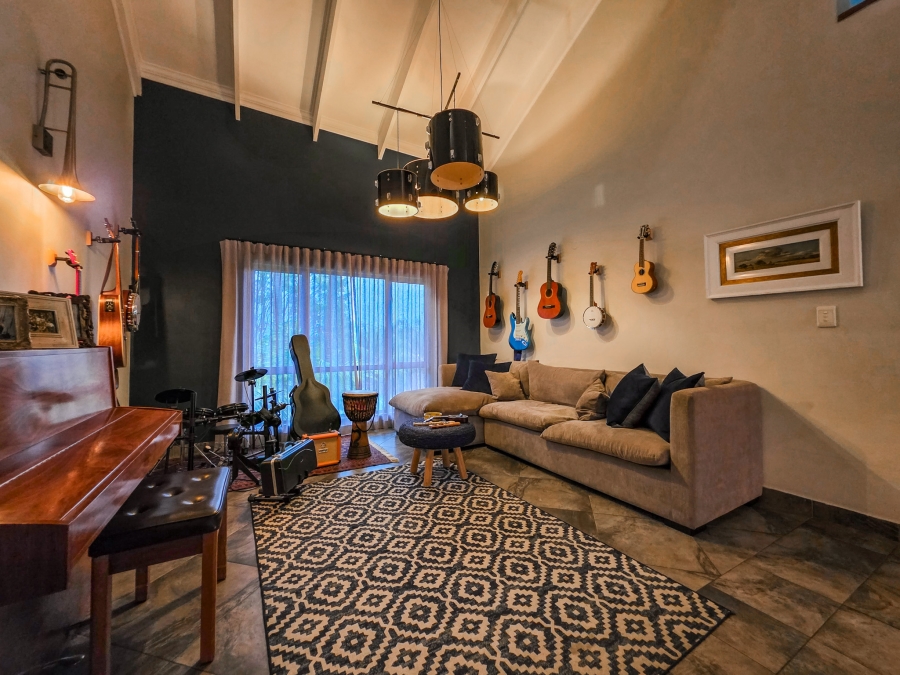 5 Bedroom Property for Sale in Faerie Glen Gauteng