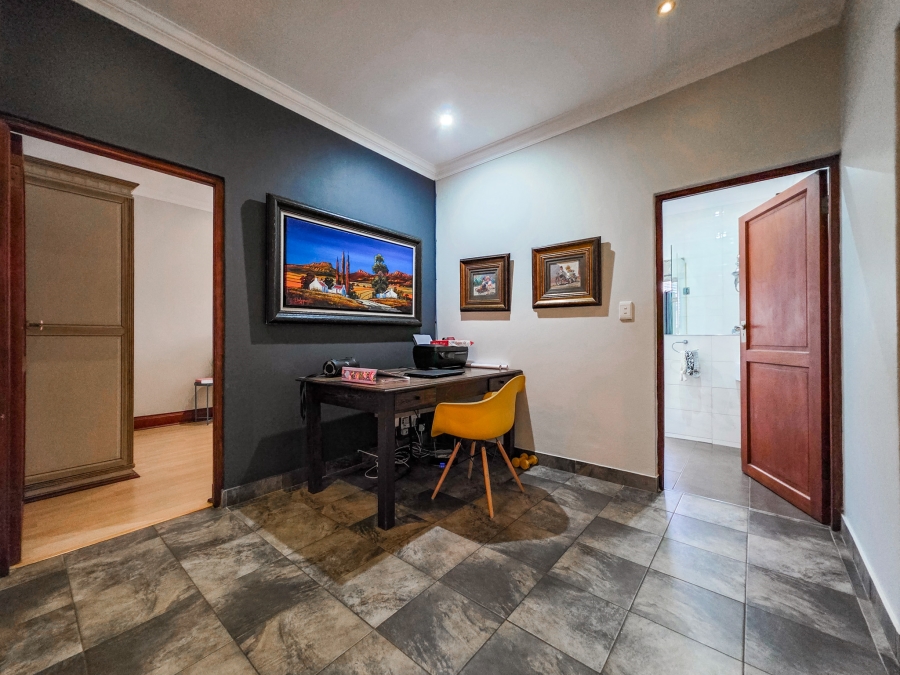 5 Bedroom Property for Sale in Faerie Glen Gauteng