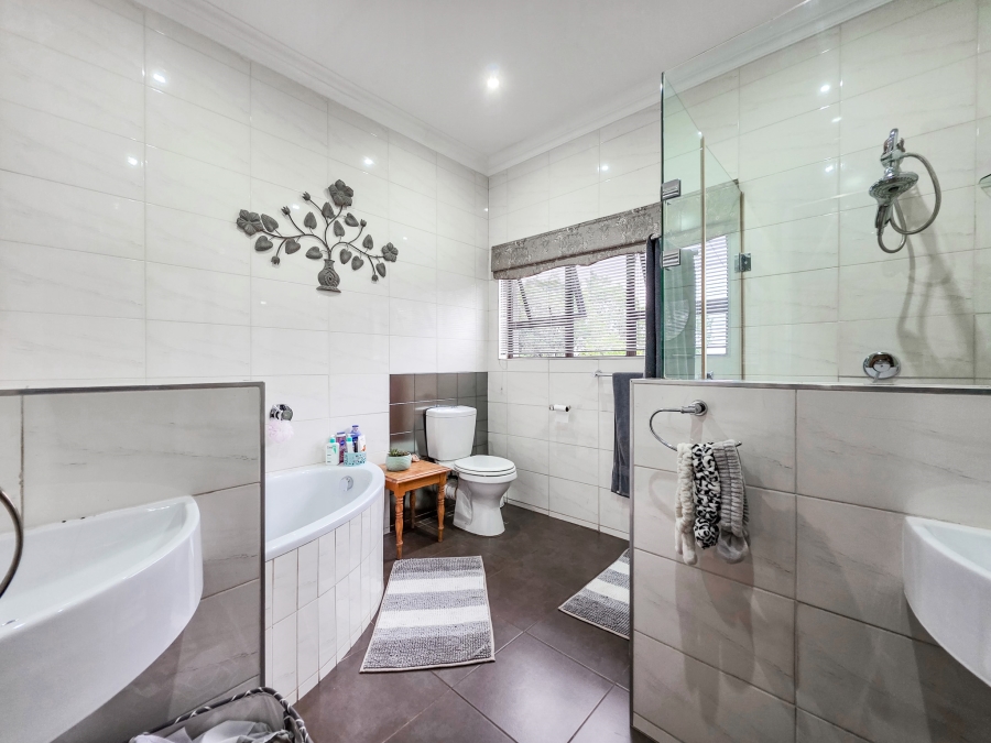 5 Bedroom Property for Sale in Faerie Glen Gauteng