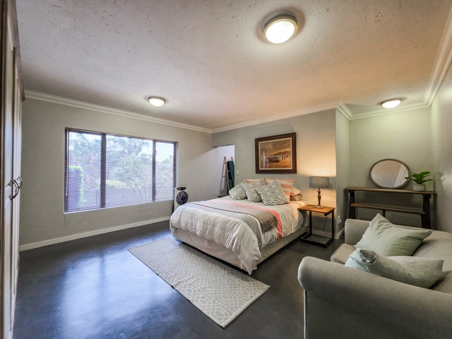 5 Bedroom Property for Sale in Faerie Glen Gauteng