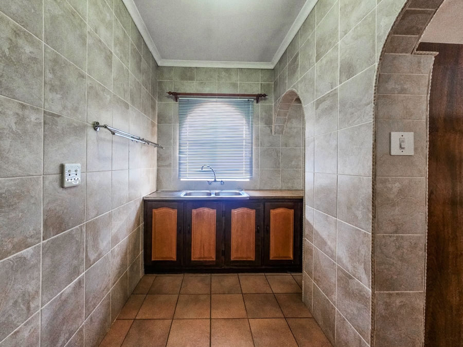 4 Bedroom Property for Sale in Faerie Glen Gauteng