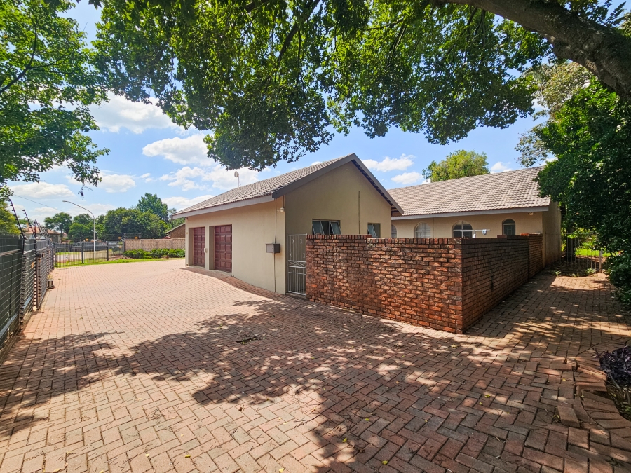 4 Bedroom Property for Sale in Faerie Glen Gauteng