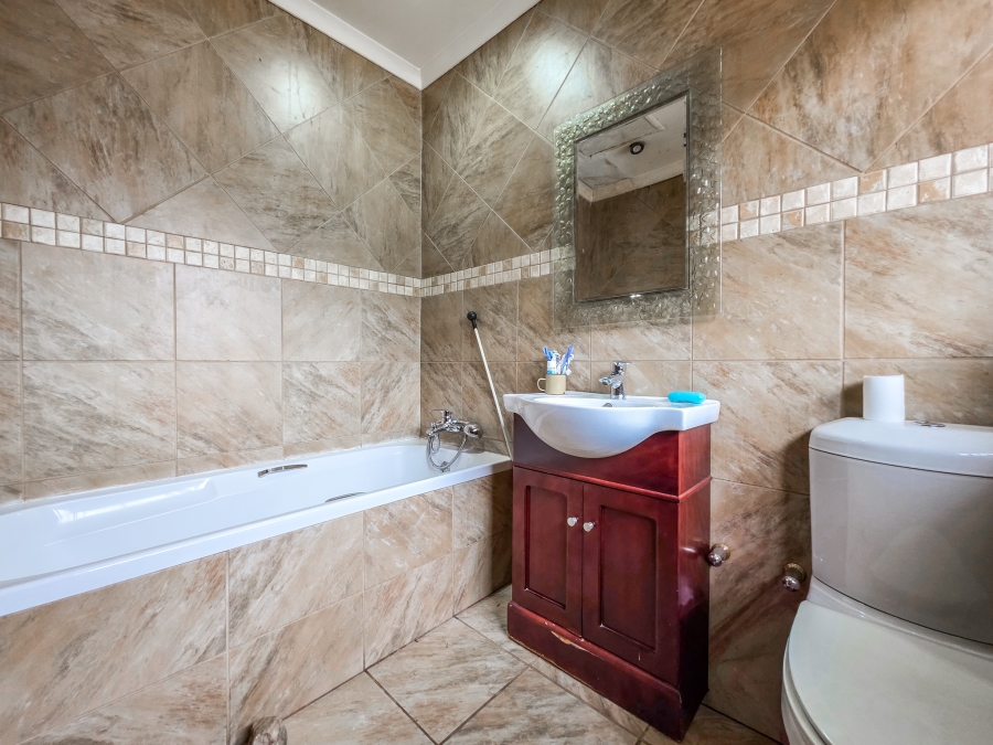 4 Bedroom Property for Sale in Garsfontein Gauteng