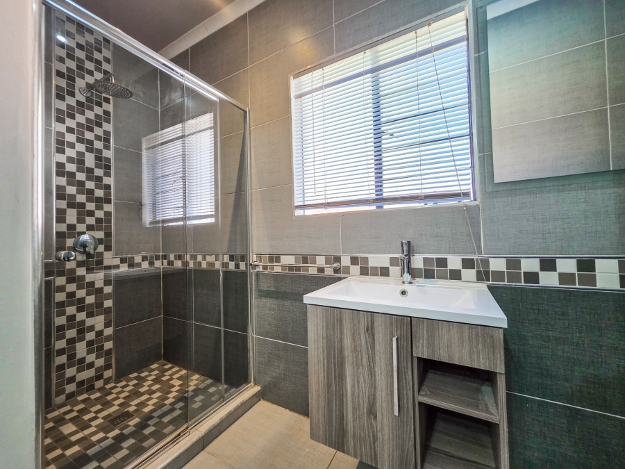 4 Bedroom Property for Sale in Faerie Glen Gauteng