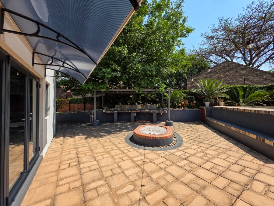 4 Bedroom Property for Sale in Faerie Glen Gauteng