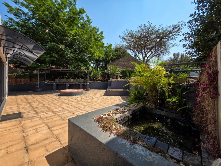 4 Bedroom Property for Sale in Faerie Glen Gauteng