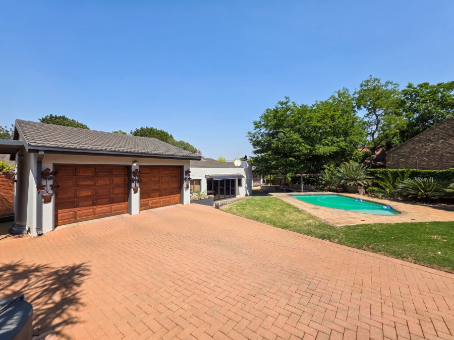 4 Bedroom Property for Sale in Faerie Glen Gauteng