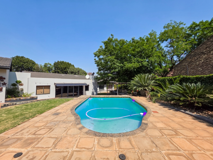 4 Bedroom Property for Sale in Faerie Glen Gauteng