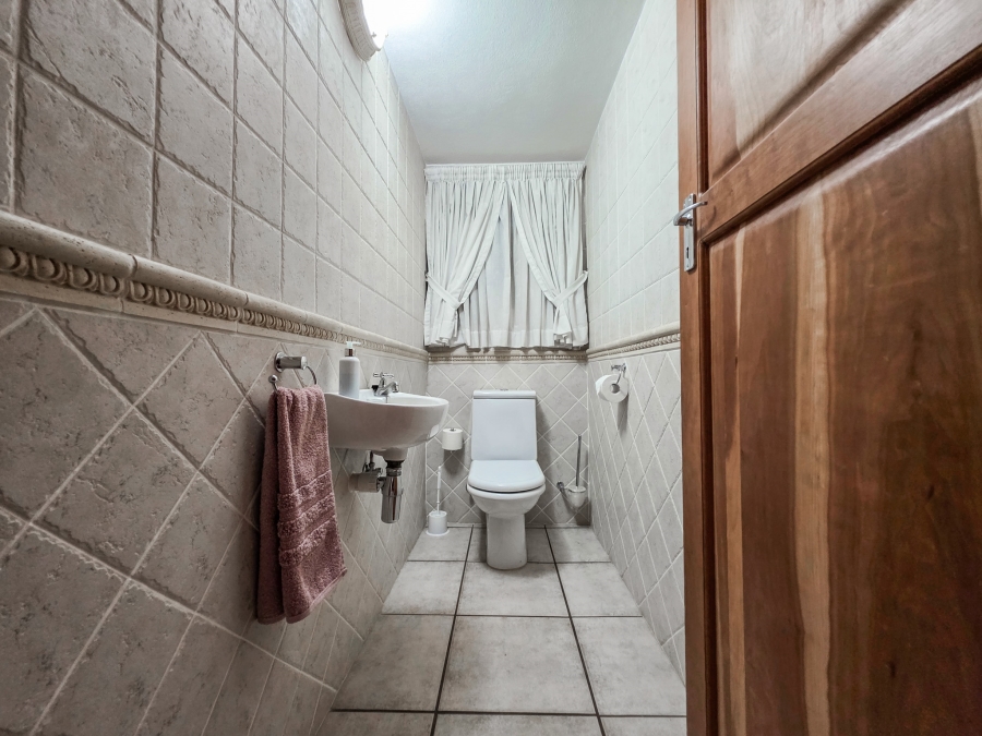 4 Bedroom Property for Sale in Faerie Glen Gauteng