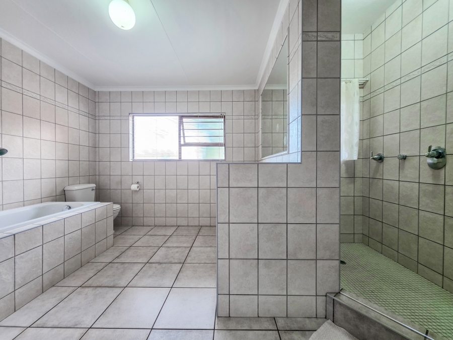 4 Bedroom Property for Sale in Faerie Glen Gauteng