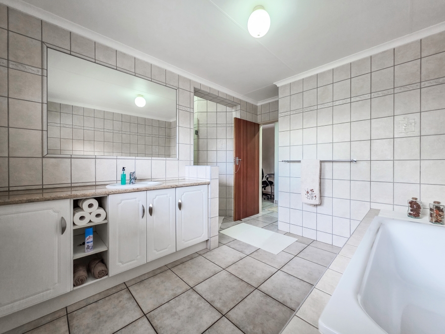 4 Bedroom Property for Sale in Faerie Glen Gauteng