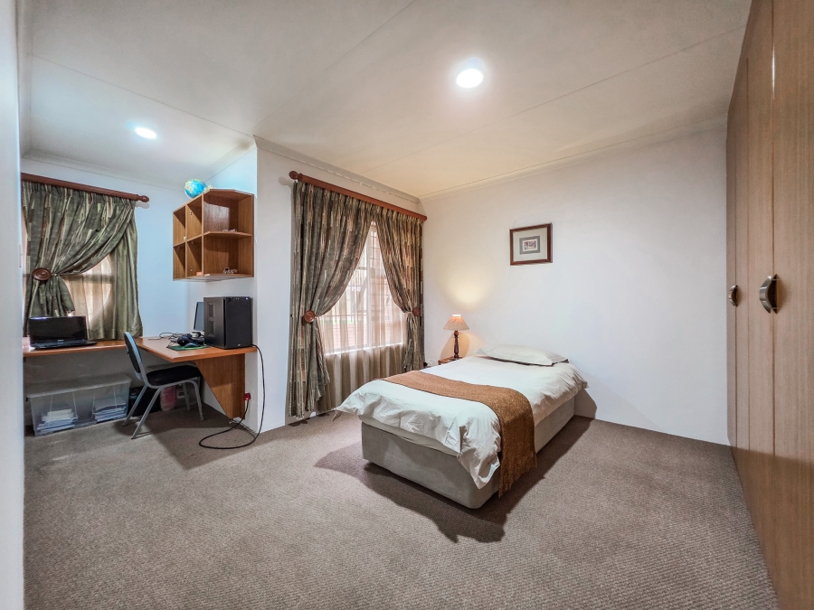 4 Bedroom Property for Sale in Faerie Glen Gauteng