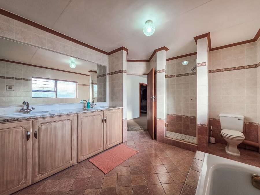 4 Bedroom Property for Sale in Faerie Glen Gauteng