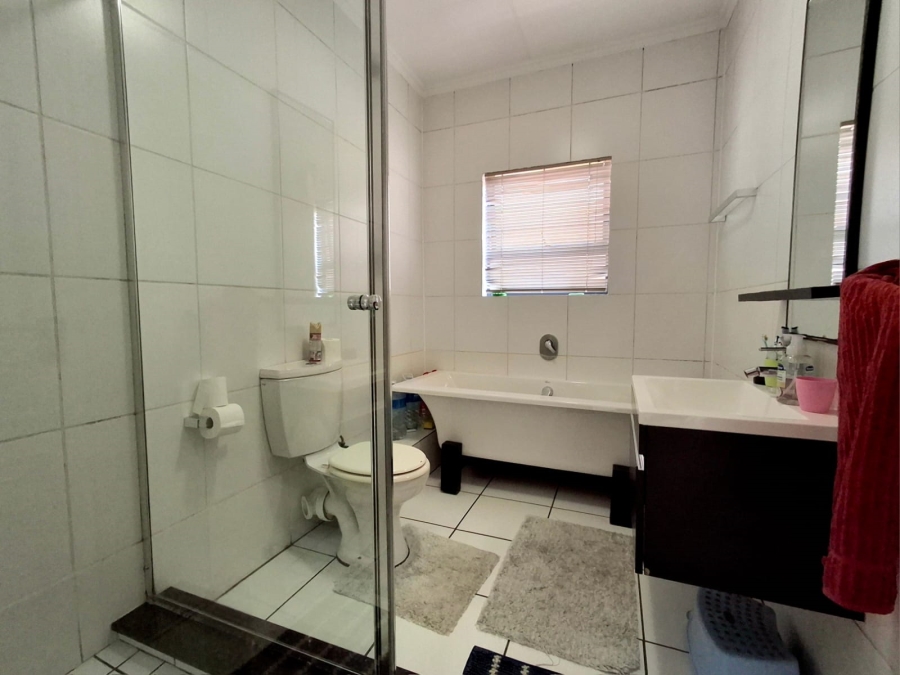 3 Bedroom Property for Sale in Greenstone Hill Gauteng