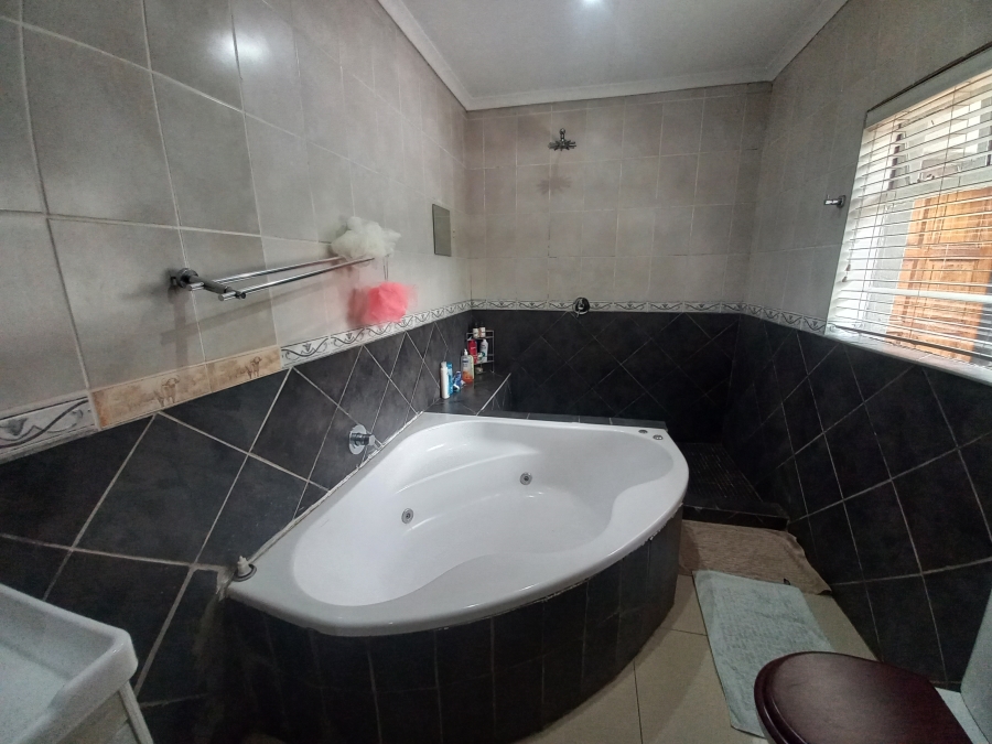 5 Bedroom Property for Sale in Croydon Gauteng