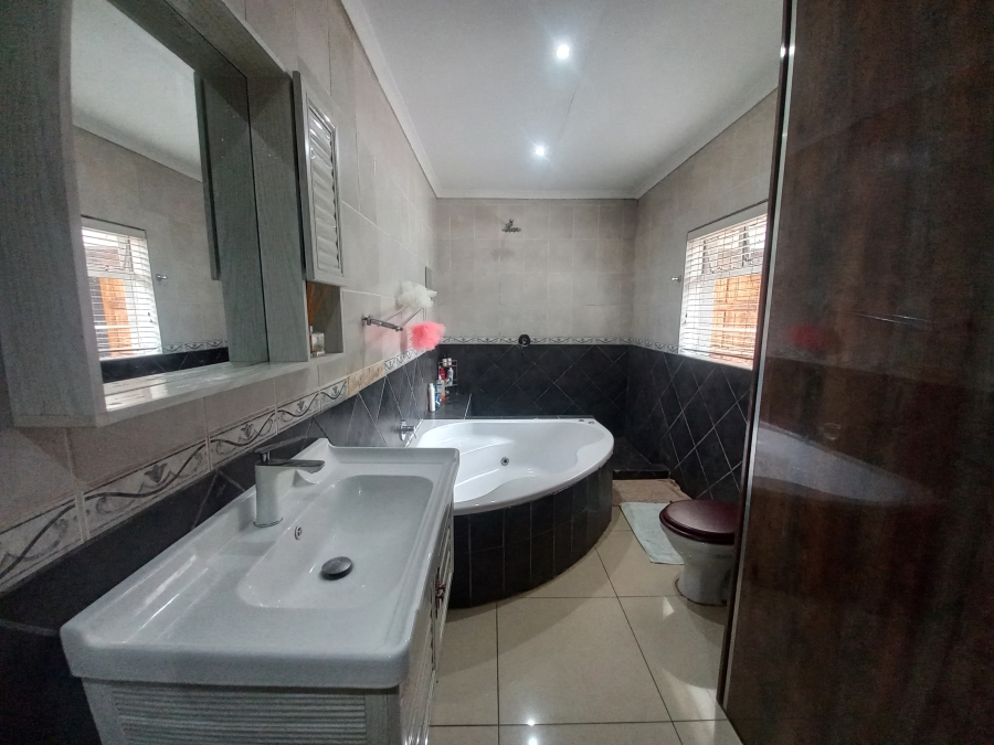 5 Bedroom Property for Sale in Croydon Gauteng