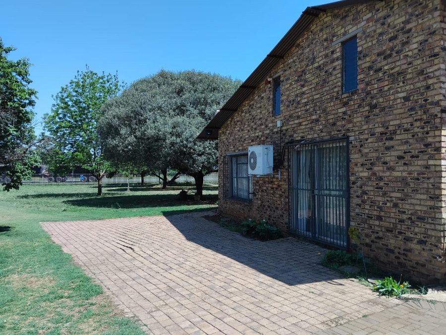 4 Bedroom Property for Sale in Mullerstuine Gauteng