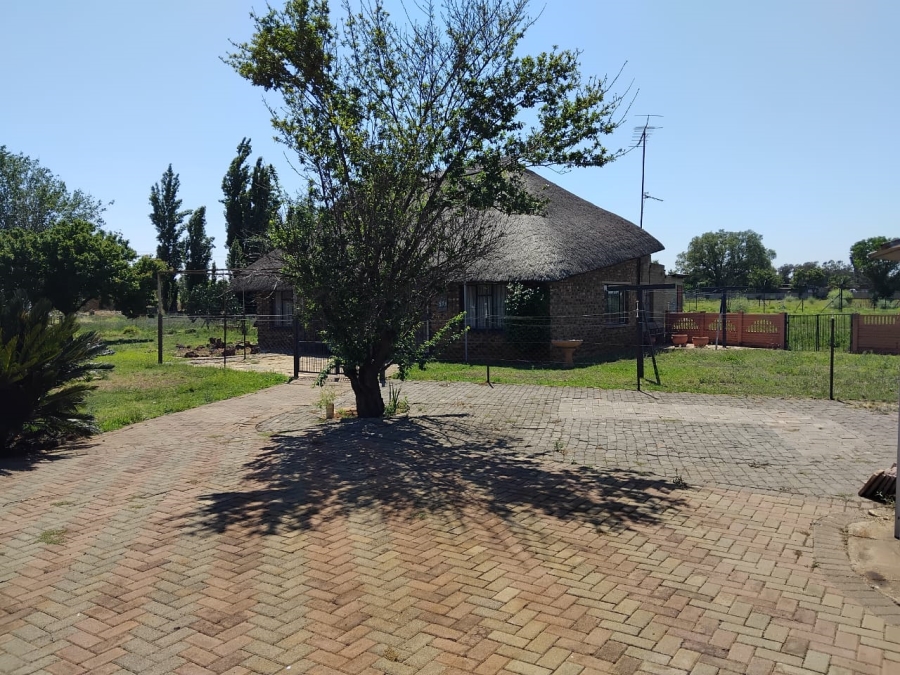 4 Bedroom Property for Sale in Mullerstuine Gauteng