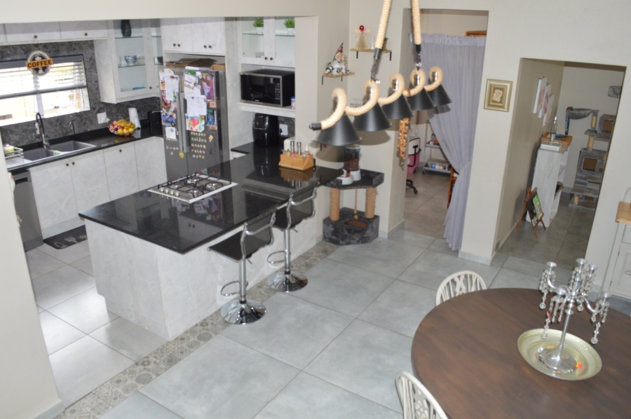 4 Bedroom Property for Sale in Three Rivers Proper Gauteng