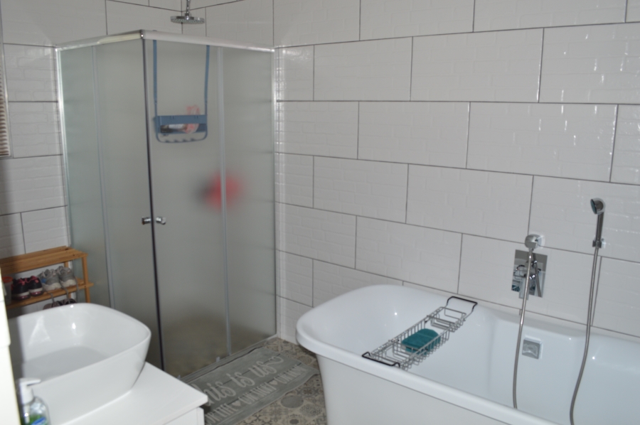 4 Bedroom Property for Sale in Three Rivers Proper Gauteng