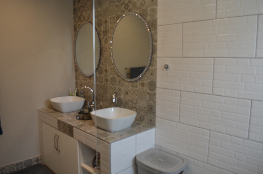 4 Bedroom Property for Sale in Three Rivers Proper Gauteng