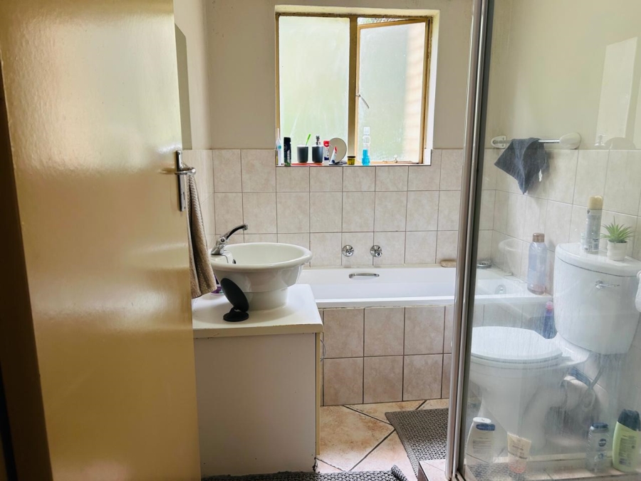 2 Bedroom Property for Sale in Greenhills Gauteng