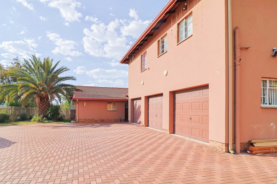 6 Bedroom Property for Sale in Brackendowns Gauteng