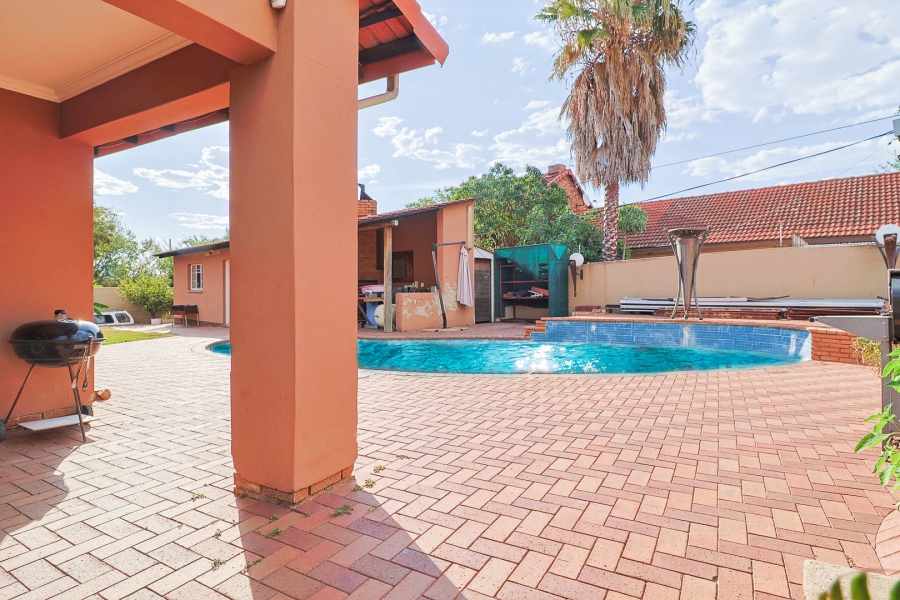 6 Bedroom Property for Sale in Brackendowns Gauteng