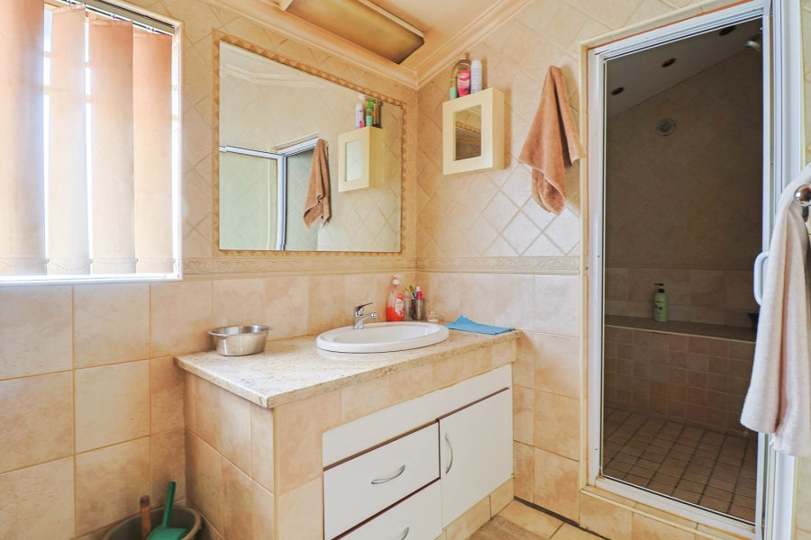 6 Bedroom Property for Sale in Brackendowns Gauteng