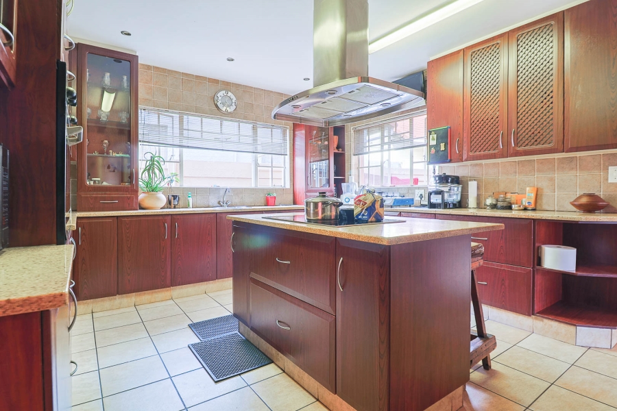 6 Bedroom Property for Sale in Brackendowns Gauteng